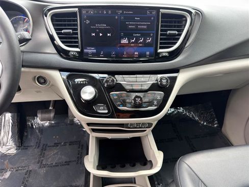 Used 2024 Chrysler Pacifica Touring-L FWD image 16