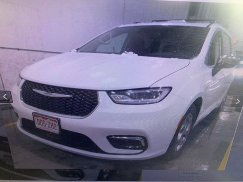 Used 2023 Chrysler Pacifica Limited image 16