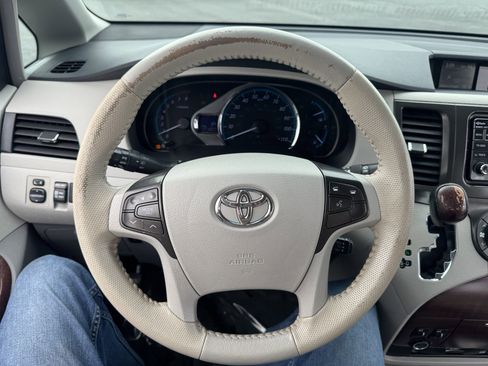 Used 2014 Toyota Sienna XLE w/ Entertainment Package FWD image 23