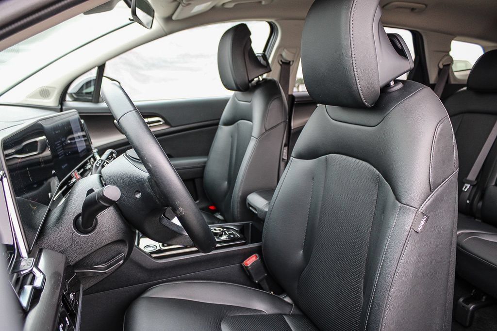 Used 2025 Kia Sportage EX FWD image 18