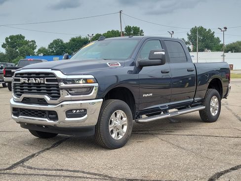Used 2026 RAM 2500 Big Horn AWD/4WD image 2
