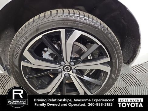 Used 2022 Volvo XC60 T8 R-Design w/ Advanced Package AWD/4WD image 12