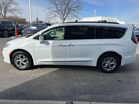 Used 2022 Chrysler Pacifica Limited w/ Uconnect Theater Family Group image 4