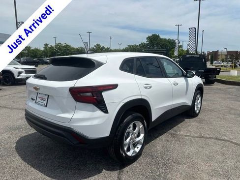 New 2026 Chevrolet Trax LS w/ LS Convenience Package FWD image 3