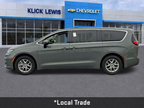 Used 2023 Chrysler Pacifica Touring-L image 4