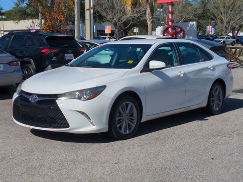 Used 2016 Toyota Camry SE image 1
