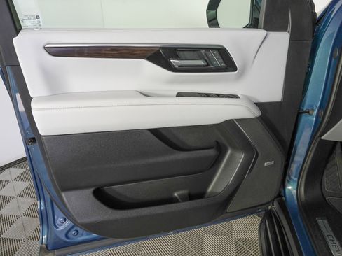 Used 2025 Chevrolet Suburban Premier image 18