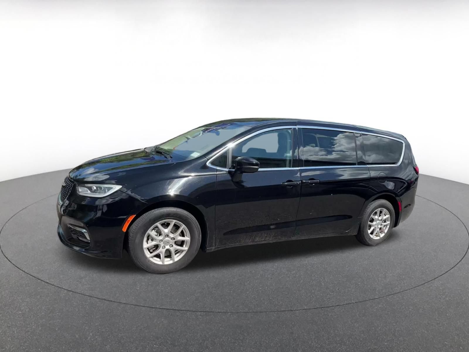 Used 2024 Chrysler Pacifica Touring-L FWD image 6