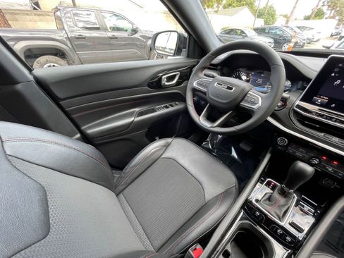 Used 2025 Jeep Compass Trailhawk image 34
