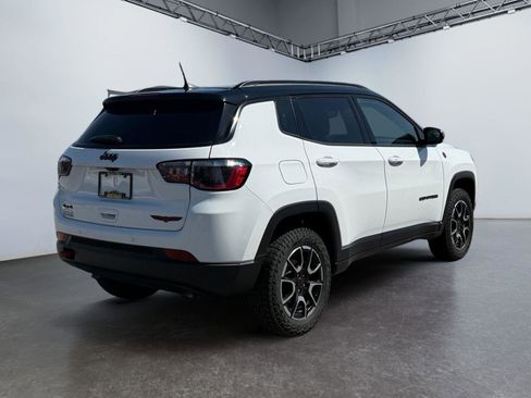 Used 2025 Jeep Compass Trailhawk AWD/4WD image 3