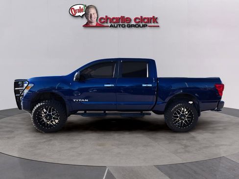 Used 2021 Nissan Titan SV w/ SV Convenience Package RWD image 3