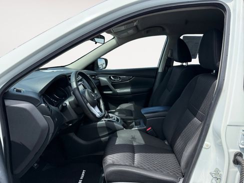 Used 2020 Nissan Rogue SV image 10