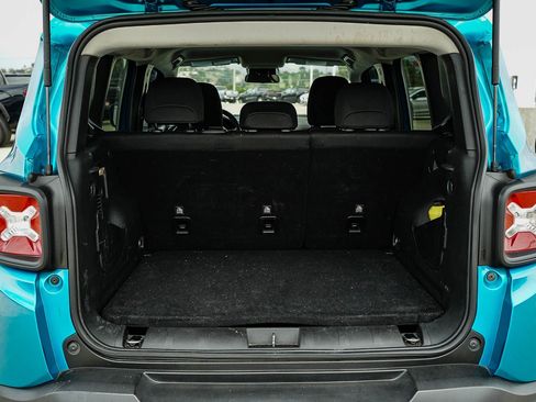 Used 2021 Jeep Renegade Latitude FWD image 24