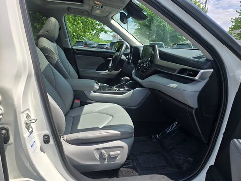 Used 2021 Toyota Highlander XLE AWD/4WD image 11