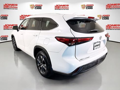 Used 2022 Toyota Highlander XLE AWD/4WD image 2