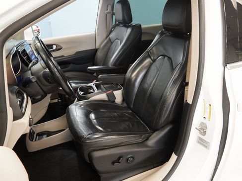 Used 2017 Chrysler Pacifica Touring-L image 3