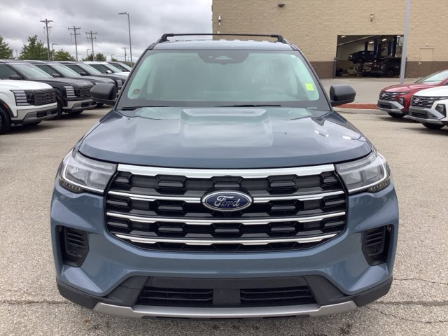 Used 2025 Ford Explorer Active AWD/4WD image 2