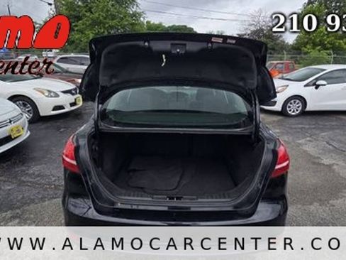 Used 2018 Ford Focus SE FWD image 23