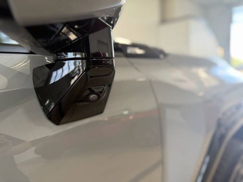 Used 2025 GMC Hummer EV 2X AWD/4WD image 9