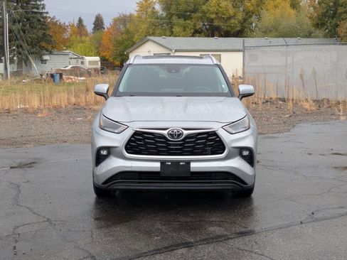 Used 2023 Toyota Highlander XLE image 2