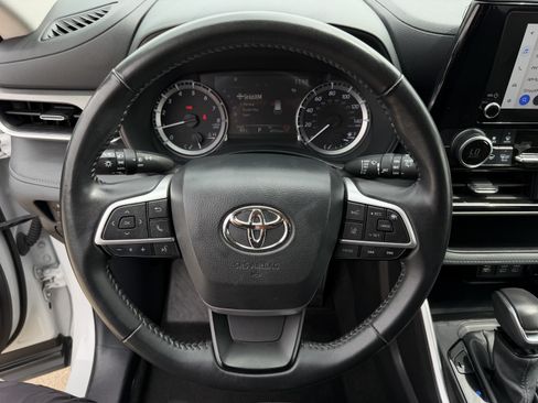 Used 2025 Toyota Highlander LE FWD image 19