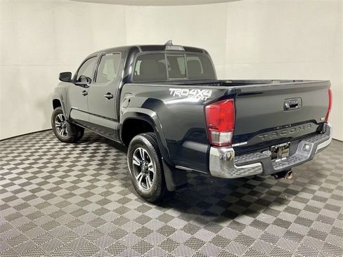Used 2016 Toyota Tacoma TRD Sport image 10