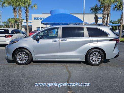 Used 2024 Toyota Sienna XLE FWD image 2