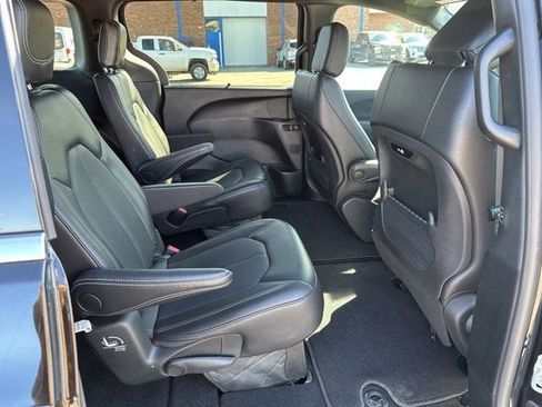 Used 2025 Chrysler Pacifica Select FWD image 11