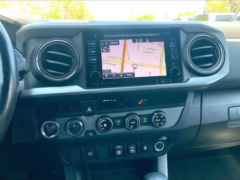 Used 2018 Toyota Tacoma TRD Off-Road AWD/4WD image 31