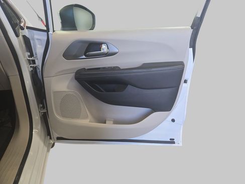 Used 2023 Chrysler Pacifica Touring-L FWD image 12