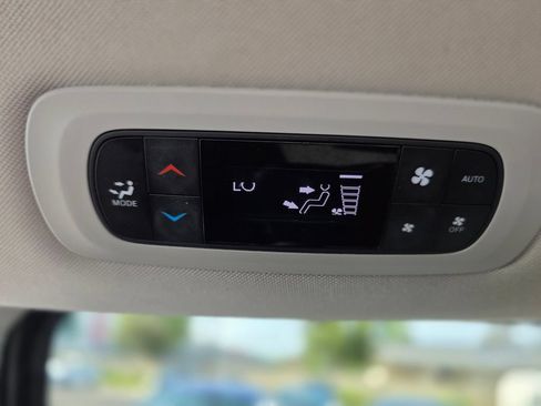 Used 2023 Chrysler Pacifica Touring-L FWD image 20