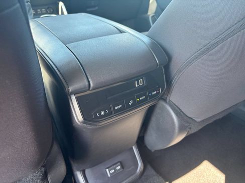 Used 2025 Toyota Highlander LE FWD image 24