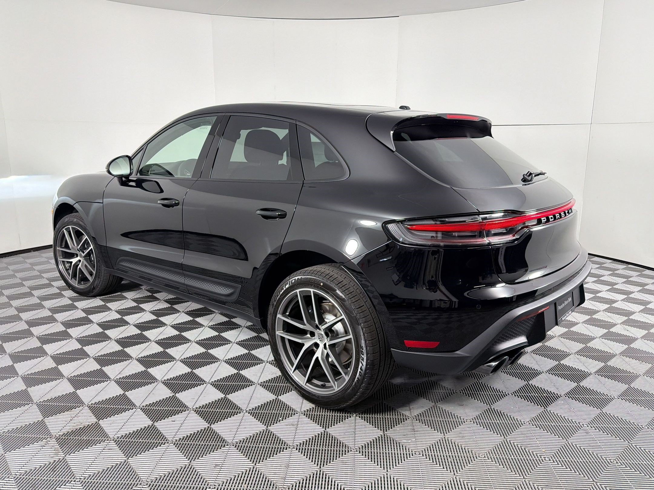 Used 2026 Porsche Macan AWD/4WD image 3