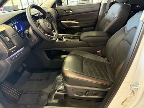 Used 2025 Nissan Pathfinder Platinum image 44