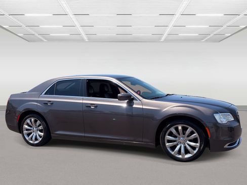Used 2018 Chrysler 300 Touring L RWD image 7
