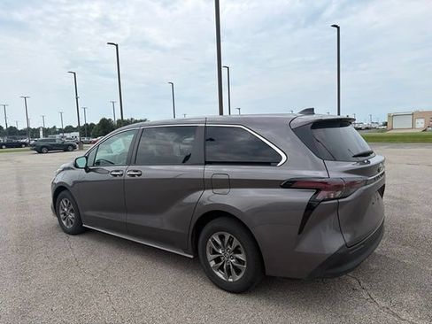 Certified 2023 Toyota Sienna XLE FWD image 18