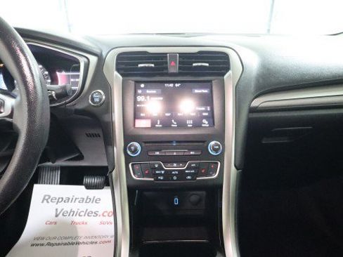 Used 2017 Ford Fusion SE w/ Fusion SE Technology Package FWD image 12