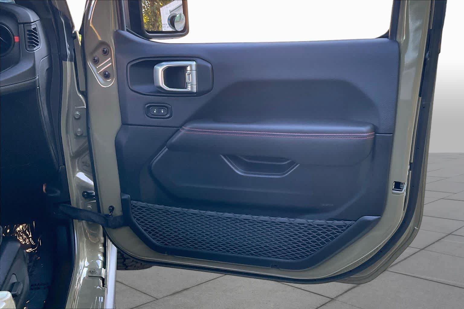 Used 2025 Jeep Gladiator Rubicon AWD/4WD image 19