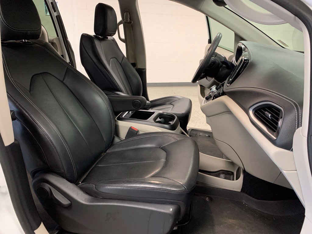 Used 2022 Chrysler Pacifica Touring-L FWD image 5