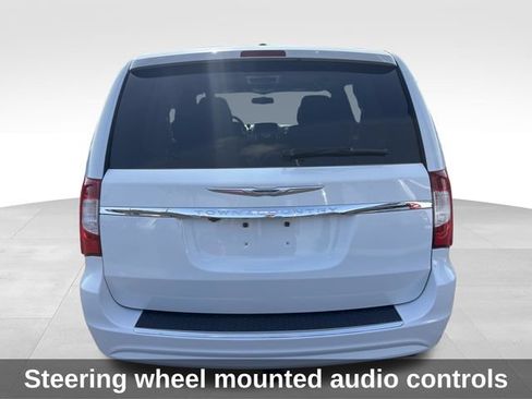 Used 2015 Chrysler Town & Country Touring FWD image 4