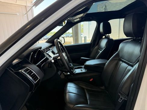 Used 2018 Land Rover Discovery SE image 25