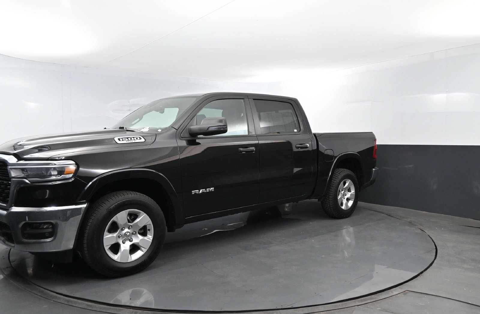 Used 2025 RAM 1500 Big Horn AWD/4WD image 1