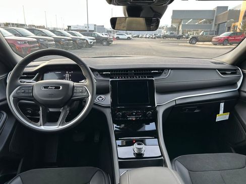 New 2025 Jeep Grand Cherokee 4WD image 9