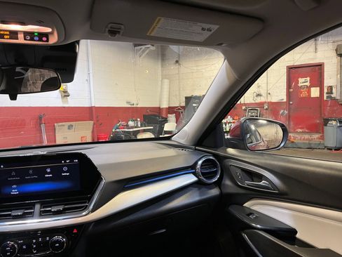 Used 2025 Chevrolet Trax LT image 34