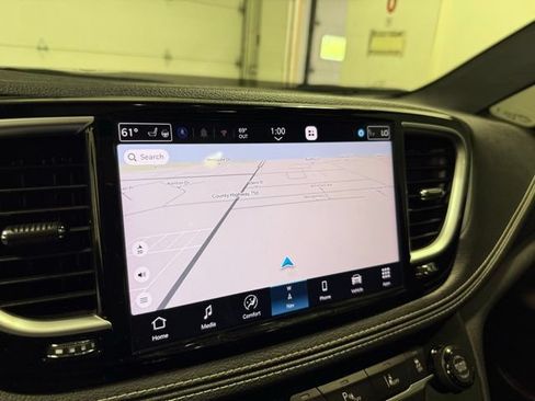 Used 2025 Chrysler Pacifica Limited FWD image 21