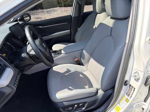 Used 2022 Toyota Camry XSE w/ Navigation Package image 9