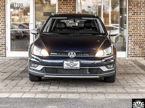 Used 2017 Volkswagen Golf Alltrack S image 2