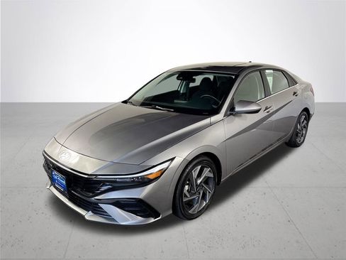 Used 2025 Hyundai Elantra SEL FWD image 2