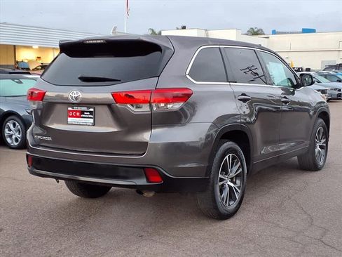 Used 2019 Toyota Highlander LE image 4