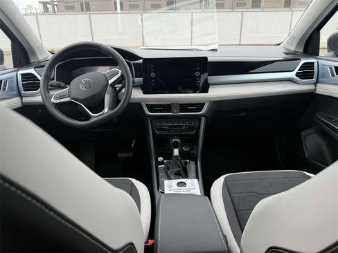 Used 2025 Volkswagen Taos SE FWD image 18